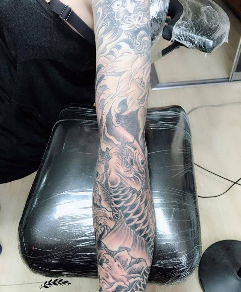 鲤鱼花臂纹身图片_