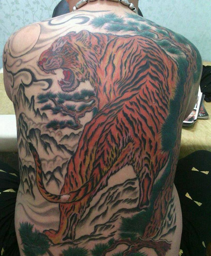 上山虎纹身图片_背部传统动物成品纹身图案