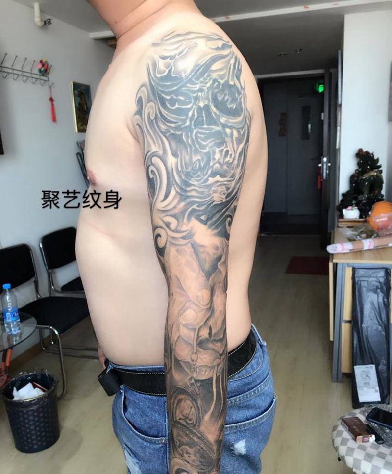 欧美魔鬼祈祷指南针花臂纹身图片_