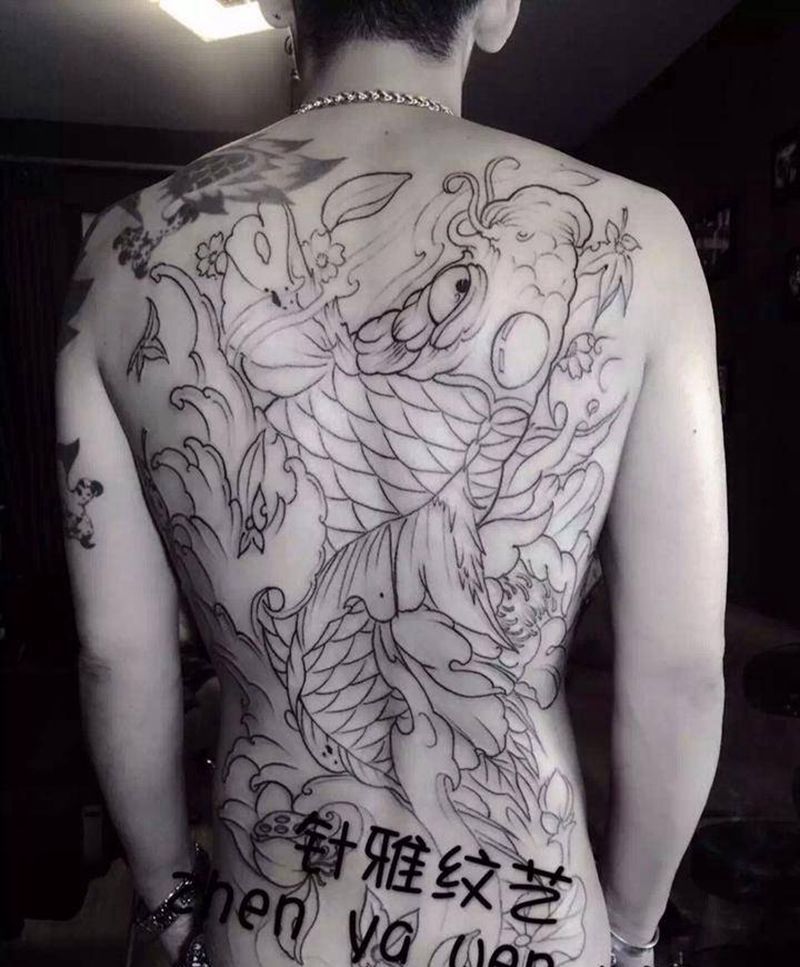 满背大鱼快做完了。纹身图片_