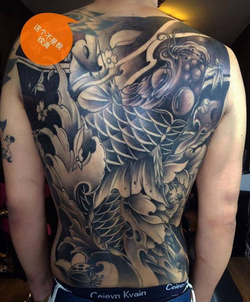 满背大鱼纹身图片_