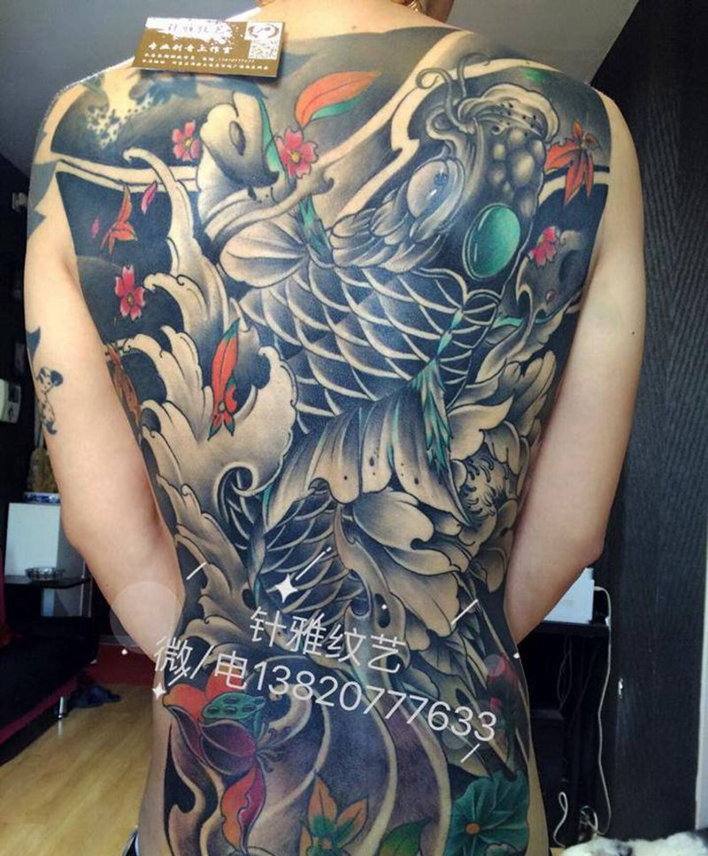 满背鲤鱼纹身图片_