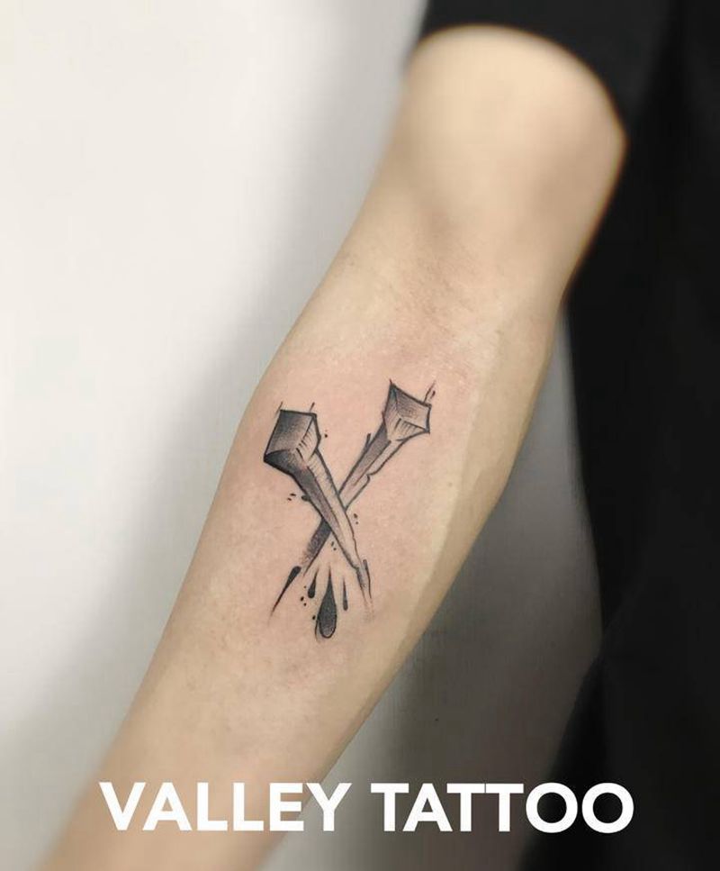 钉子纹身图片_手臂欧美写实New School纹身图案