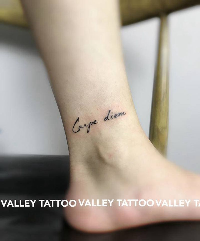 及时行乐纹身图片_脚部纹身图案