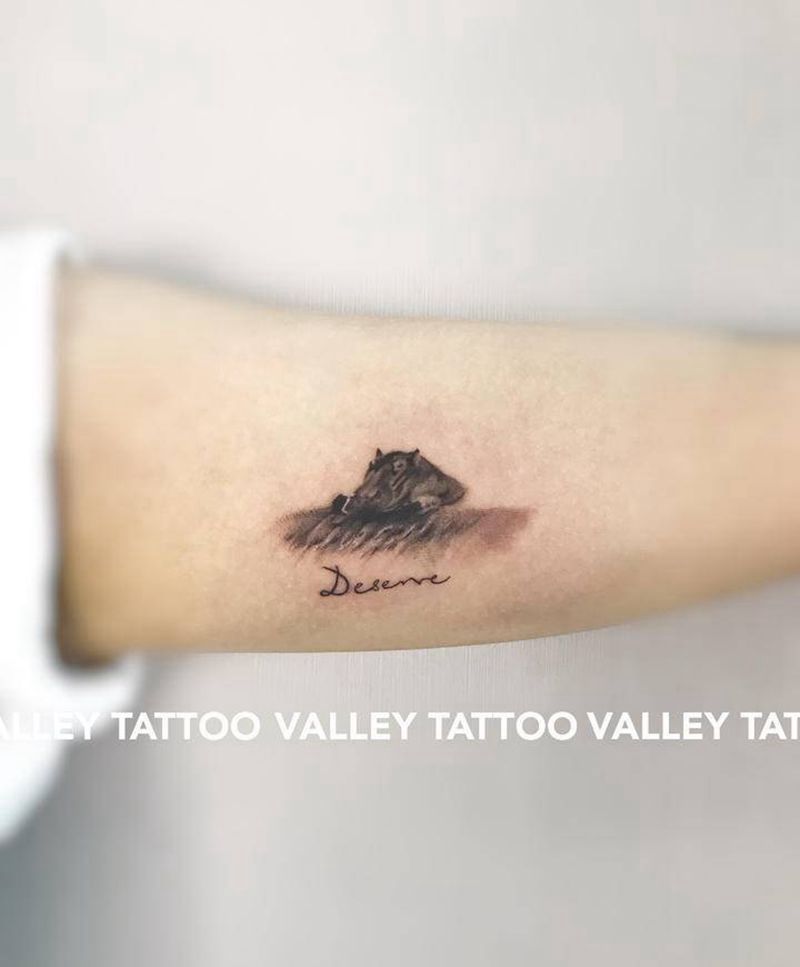 河马发呆图纹身图片_手臂欧美写实纹身图案