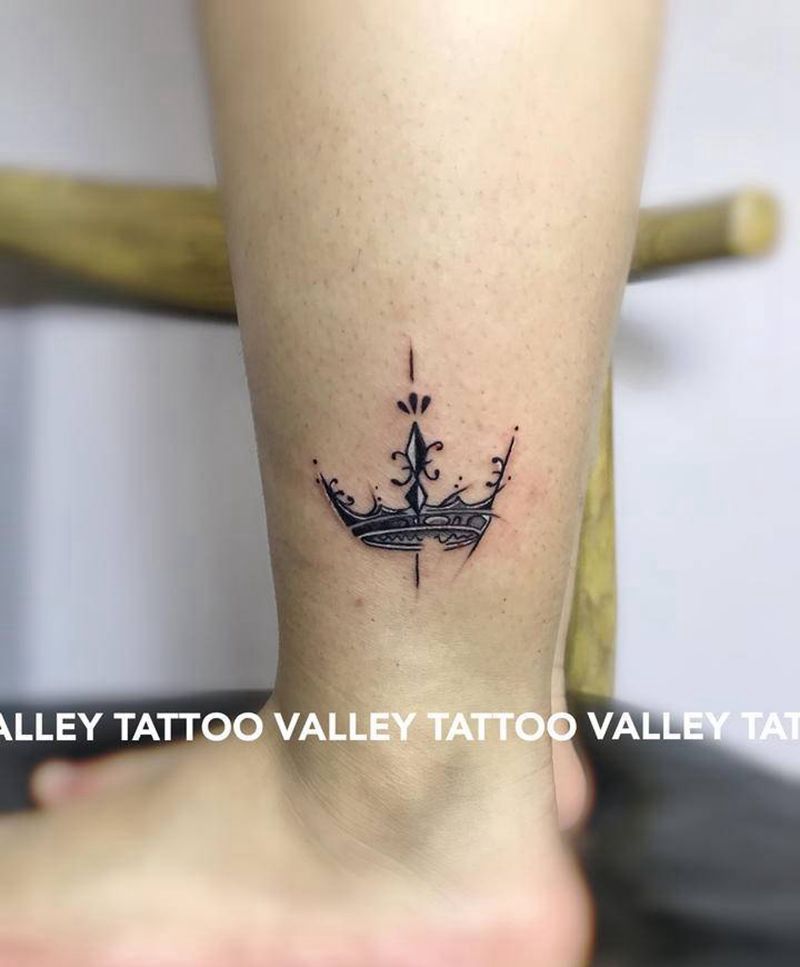 皇冠纹身图片_腿部几何纹身图案