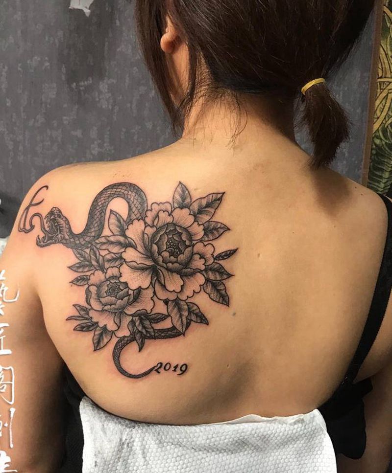 花与蛇纹身图片_背部点刺纹身图案