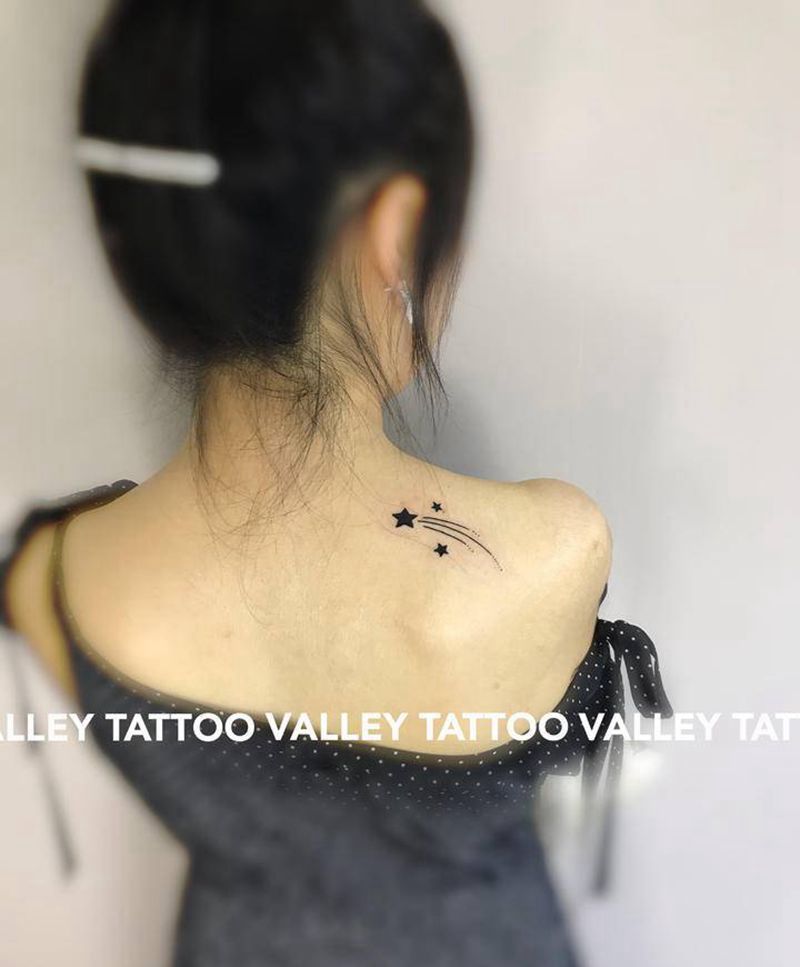 后肩小星星纹身图片_肩部纹身图案