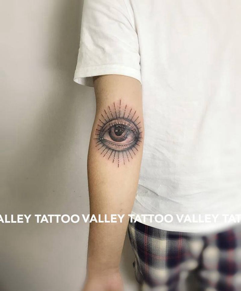 手肘窝眼睛纹身图片_手臂欧美写实点刺纹身图案