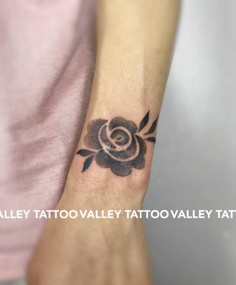 点刺  玫瑰纹身图片_手臂纹身图案