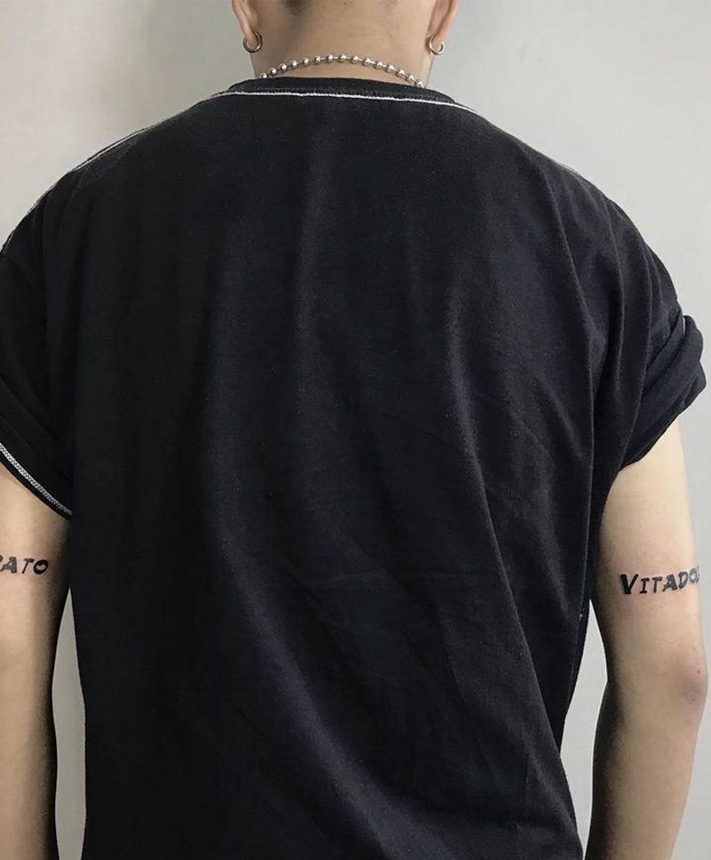 双手肘英文纹身图片_手臂纹身图案