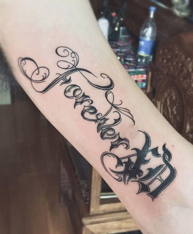 花体字纹身图片_手臂花体字纹身图案