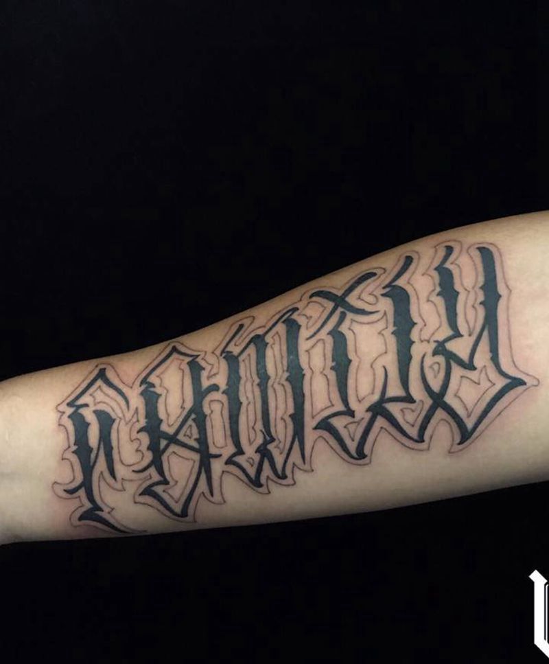 花体字 Family纹身图片_手臂纹身图案