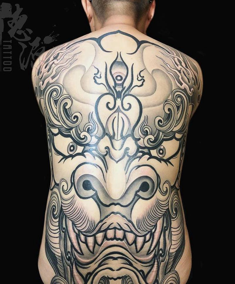 天降雄狮纹身图片_背部新传统纹身图案