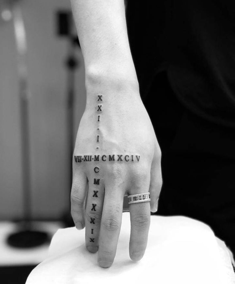 手背字母纹身图片_手部图腾字母英文手背纹身图案