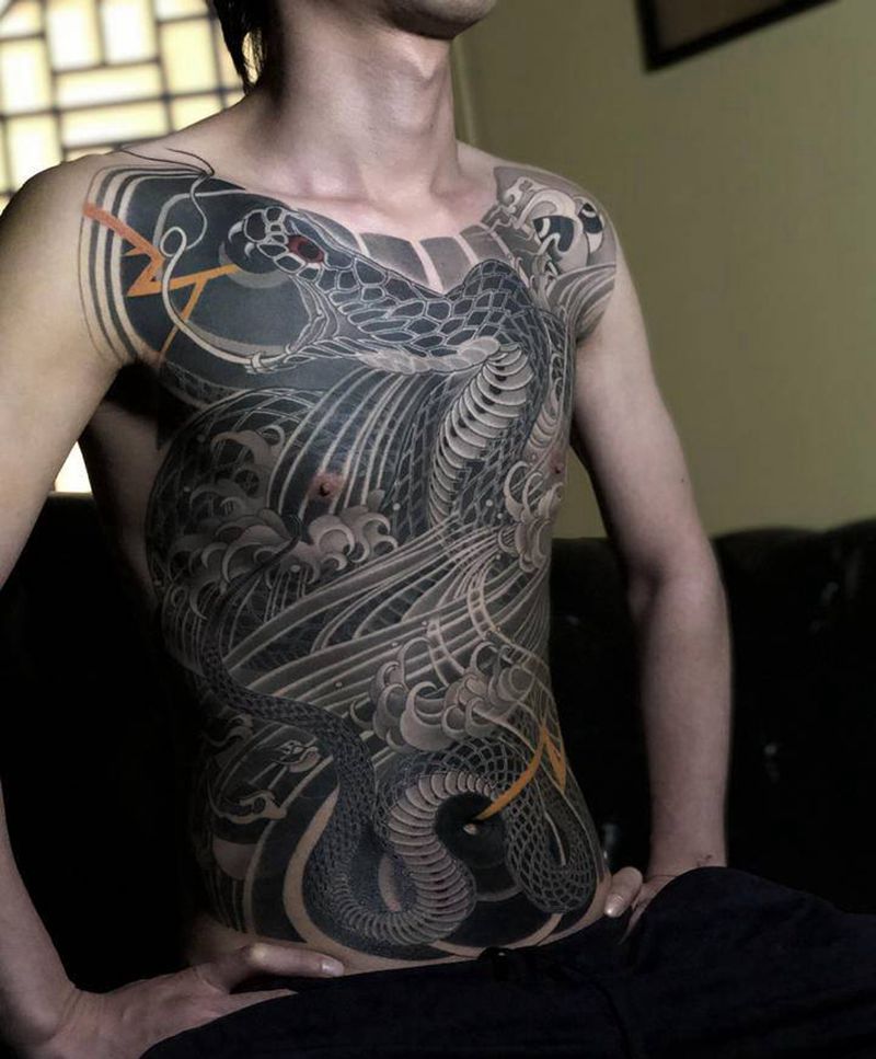原创满胸满腹蟒蛇纹身图片_腹部胸部老传统蛇蟒黑灰纹身图案