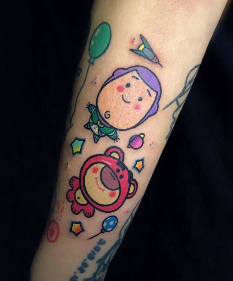巴斯光年 草莓熊纹身图片_手臂纹身图案
