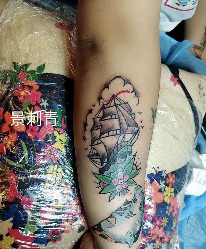 帆船鲨鱼纹身图片_手臂Old School纹身图案