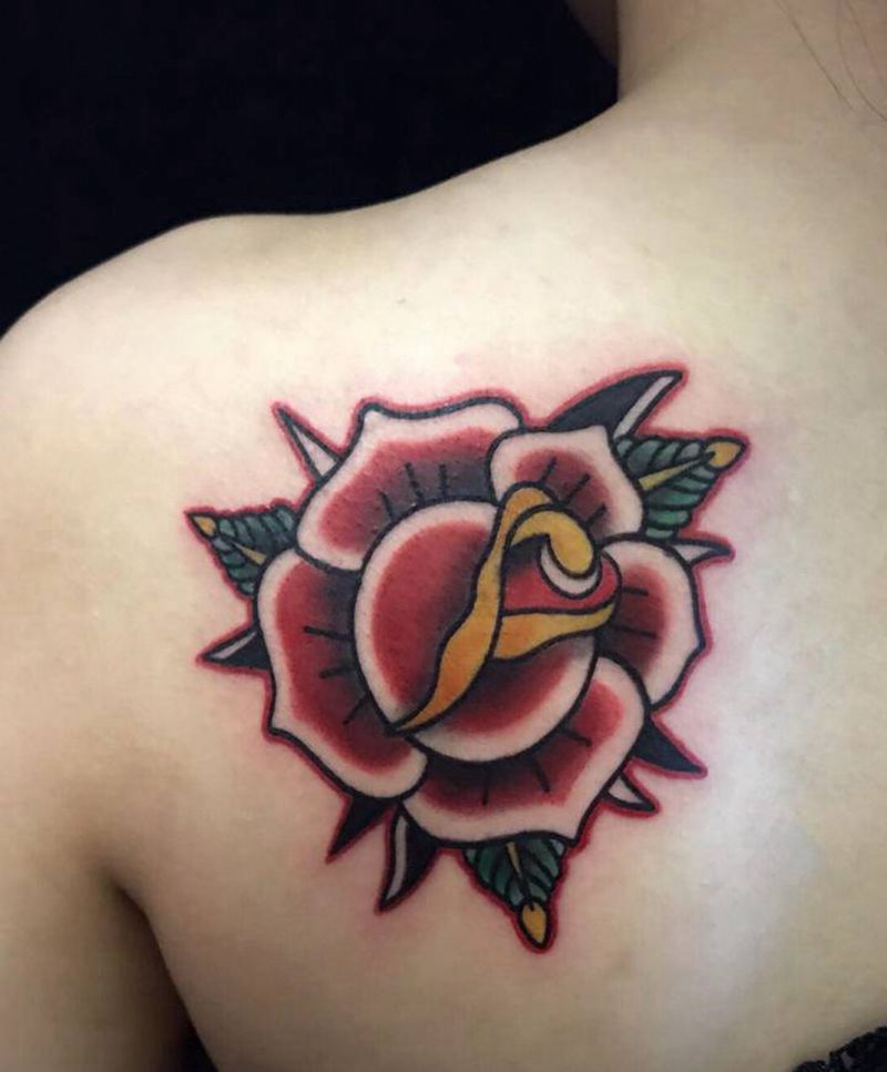 Oldschool玫瑰花纹身图片_背部纹身图案