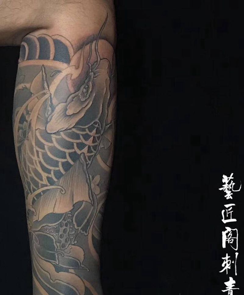 包腿鱼纹身图片_腿部新传统纹身图案