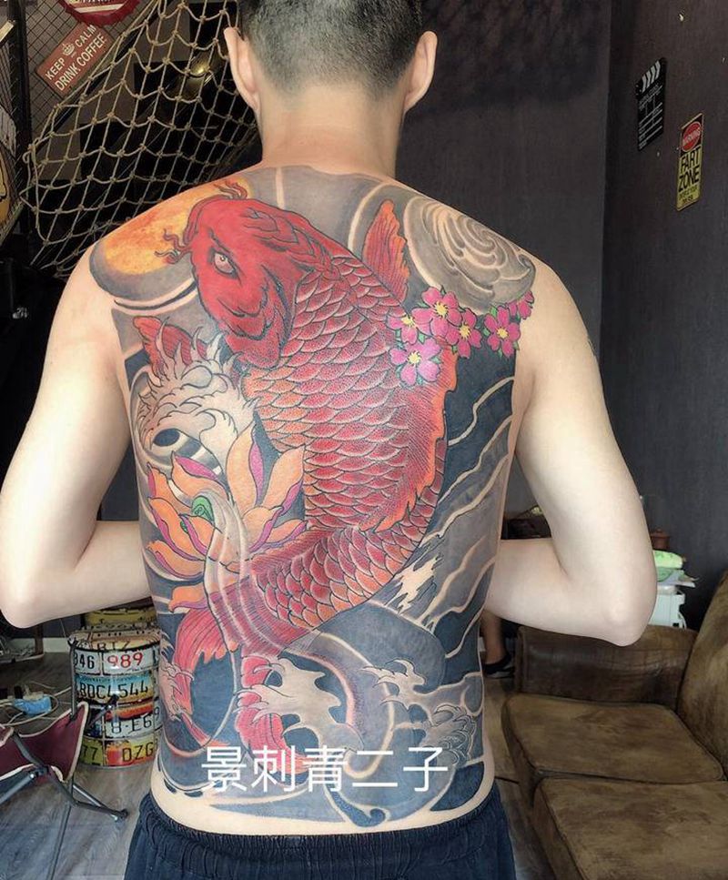 满背鱼纹身图片_背部老传统新传统纹身图案