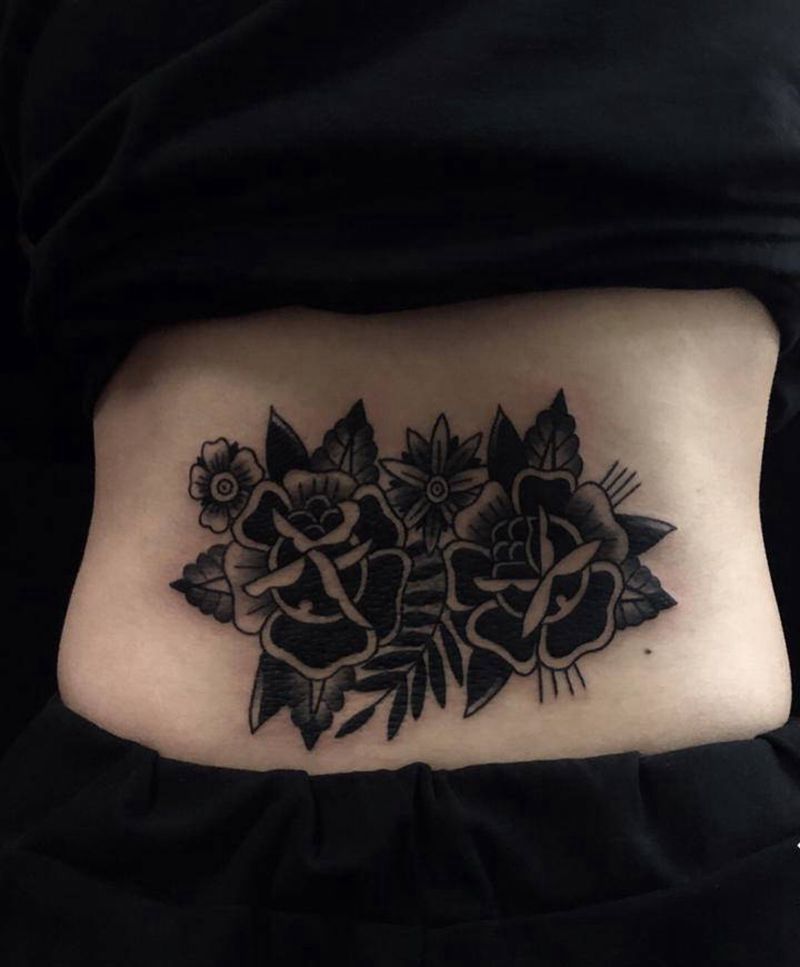 后腰School玫瑰纹身图片_腰部纹身图案