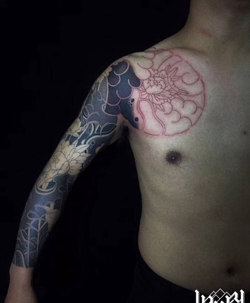 花臂接半胛纹身图片_手臂胸部纹身图案