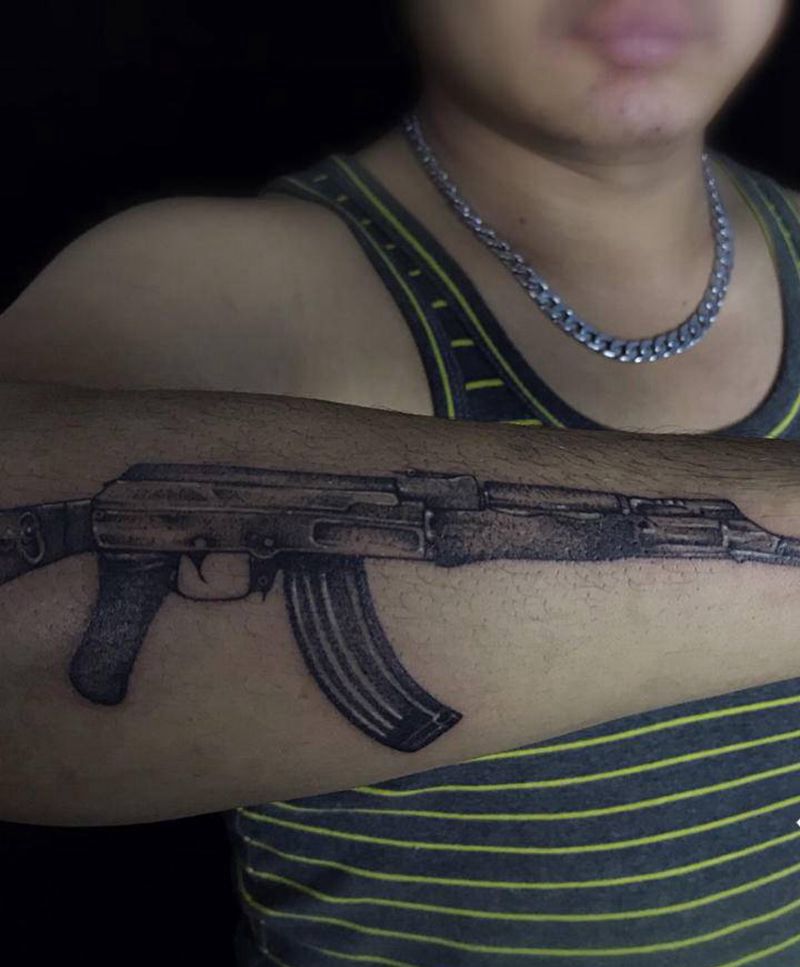 一把AK纹身图片_手臂纹身图案
