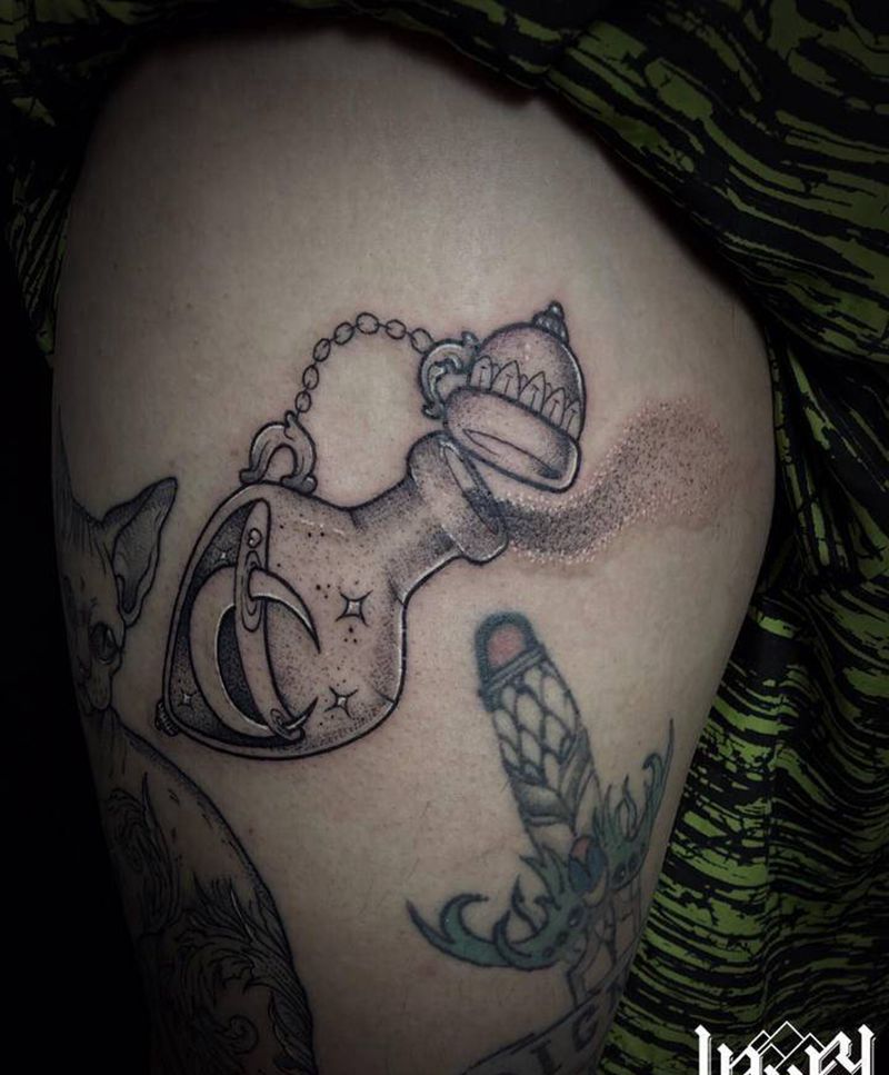 点刺瓶子纹身图片_腿部纹身图案