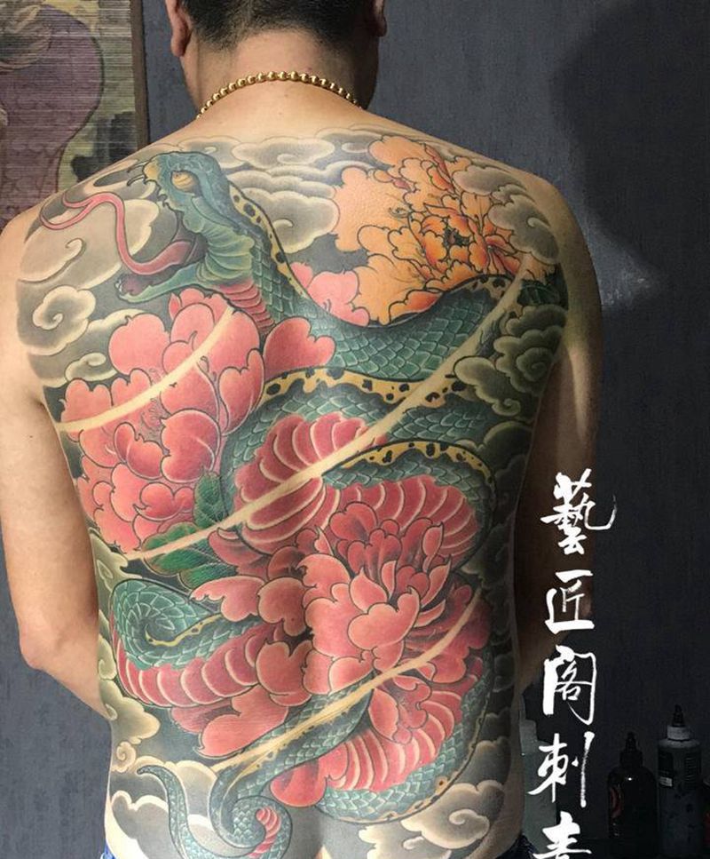蟒戏牡丹纹身图片_背部新传统纹身图案