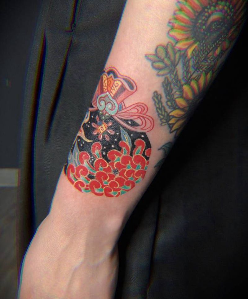 菊财小钱袋纹身图片_手臂纹身图案