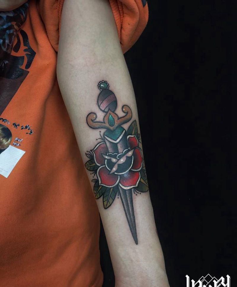 School匕首纹身图片_手臂Old School纹身图案