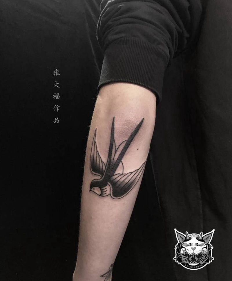 燕子纹身图片_手臂Old School燕子黑灰小图纹身图案