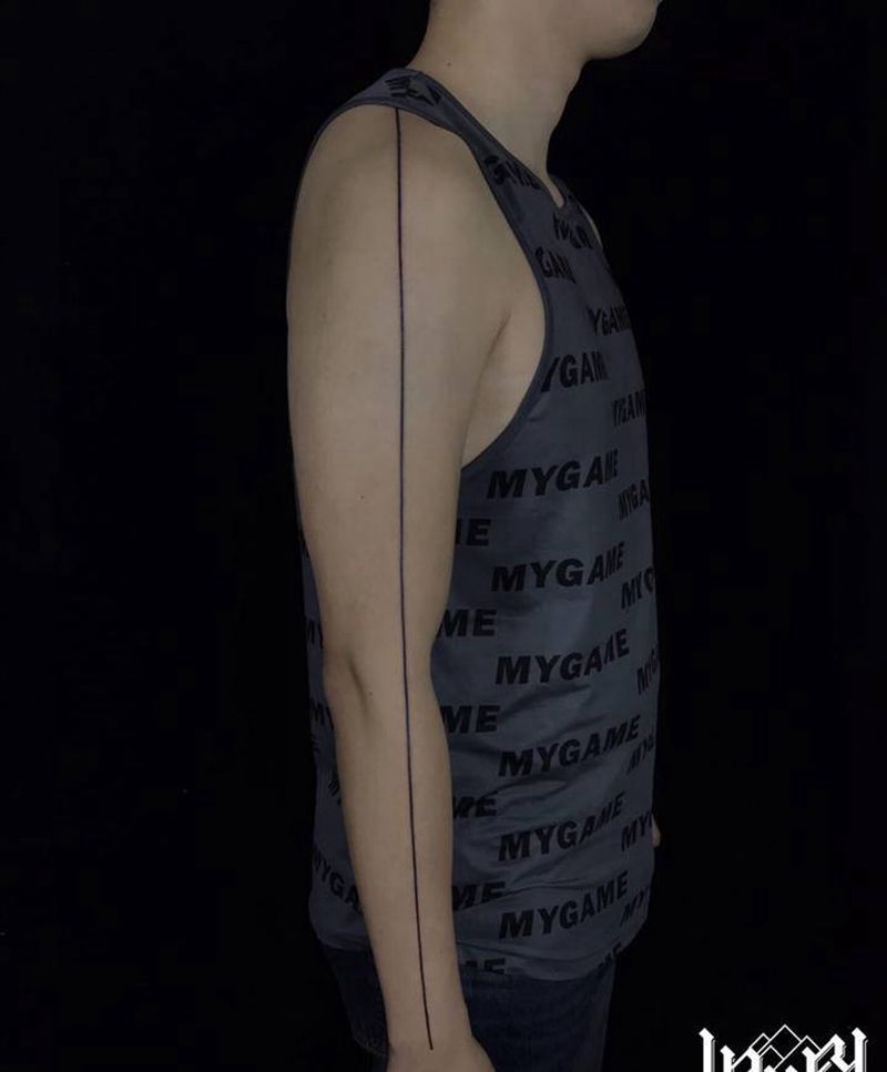 肩膀手臂直线纹身图片_肩部手臂纹身图案