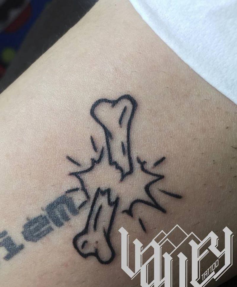 小骨头一枚纹身图片_腿部花体字图腾纹身图案