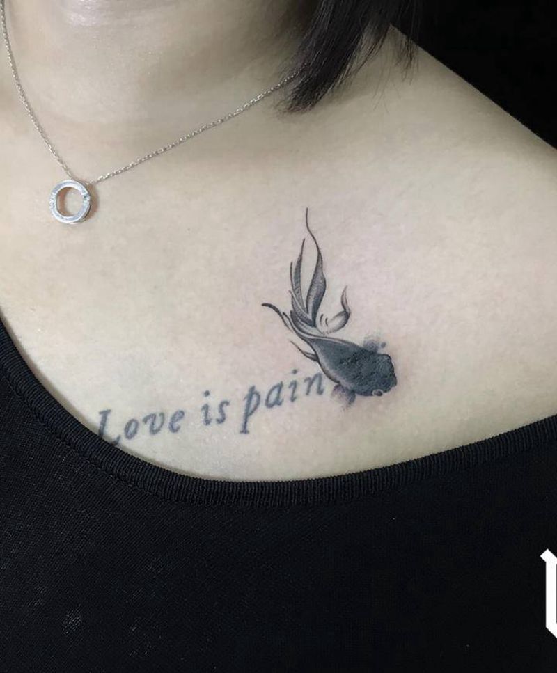 金鱼遮盖字母纹身图片_胸部纹身图案