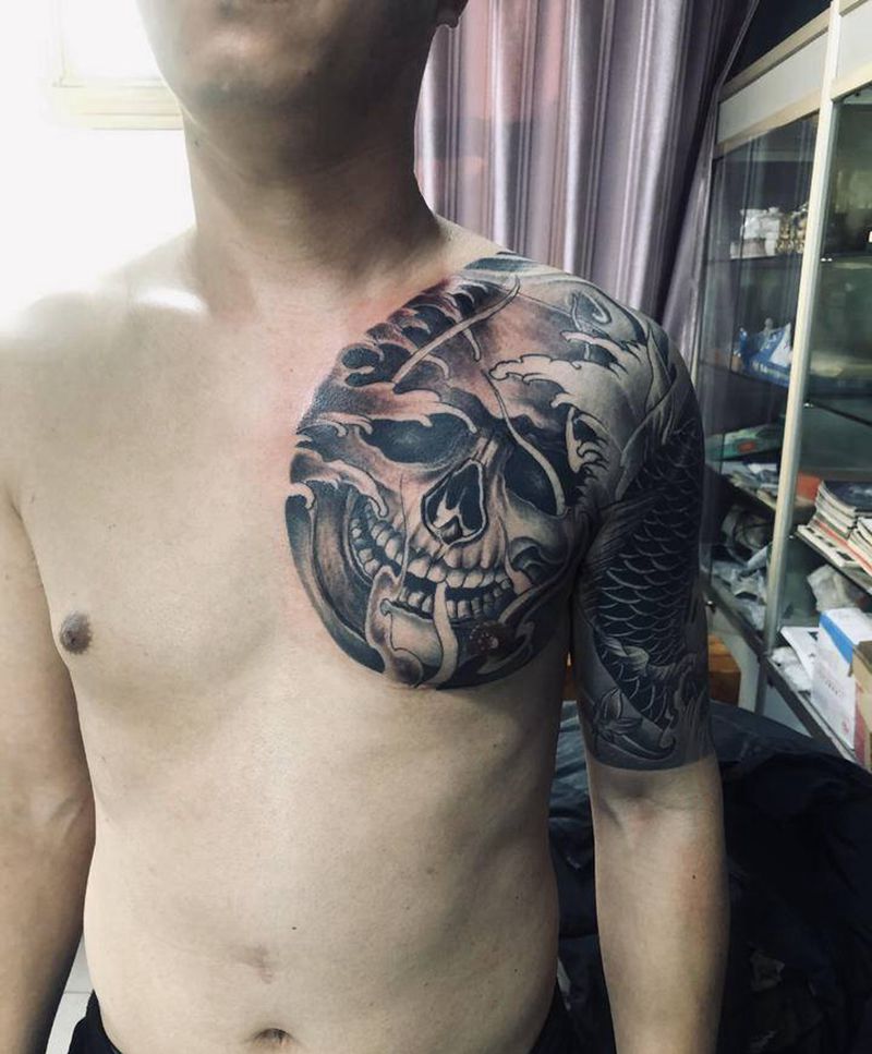 半甲骷髅鱼纹身图片_胸部手臂纹身图案