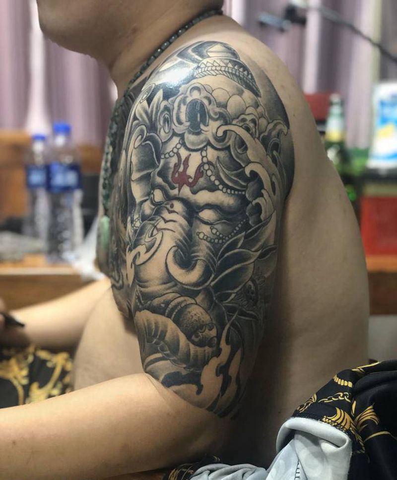 花胸纹身图片_胸部纹身图案