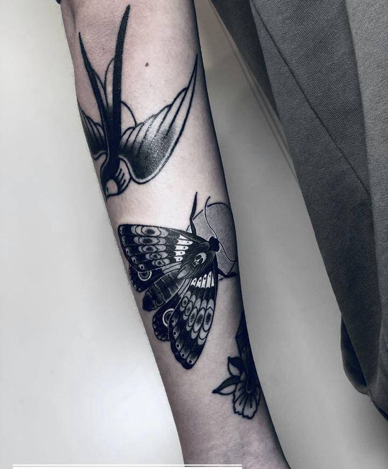 蛾纹身图片_手臂Old School蛾子黑灰拼花臂纹身图案