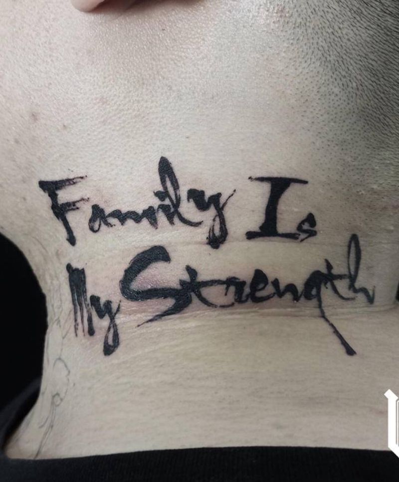 脖颈 花体字纹身图片_颈部花体字纹身图案