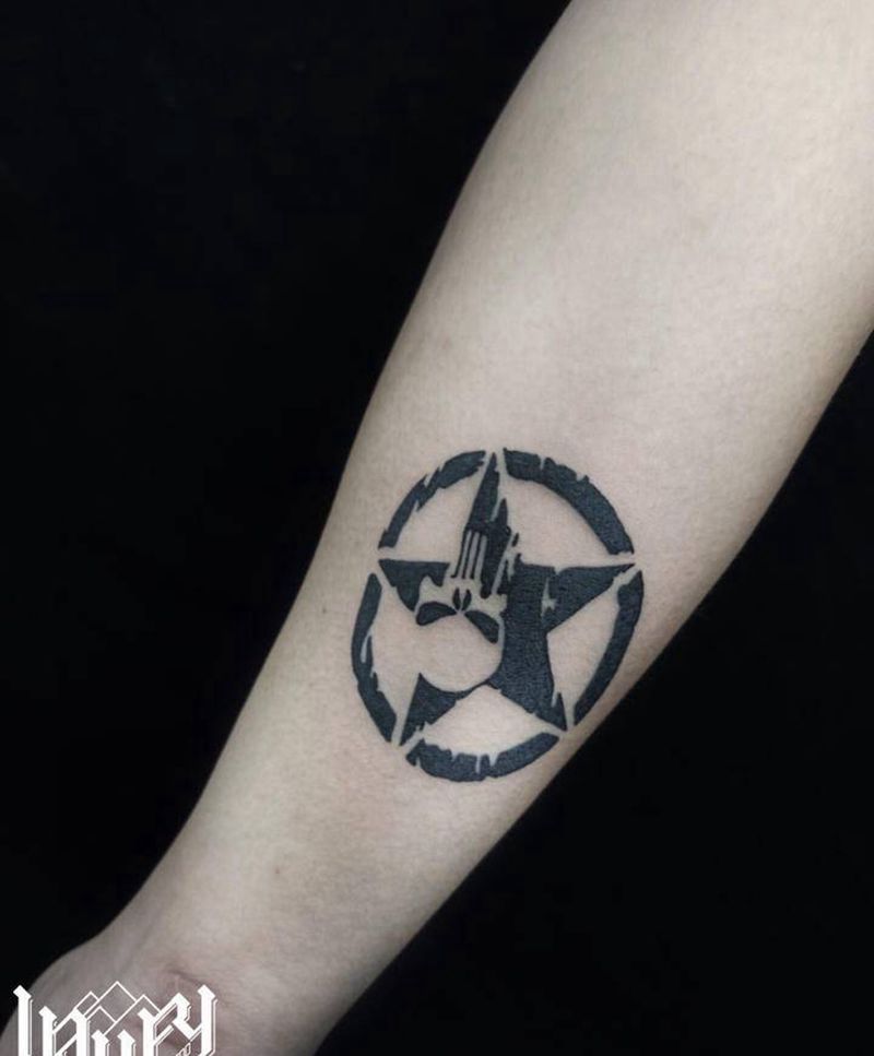 小骷髅印章纹身图片_臀部腿部欧美写实图腾骷髅印章图腾纹身图案