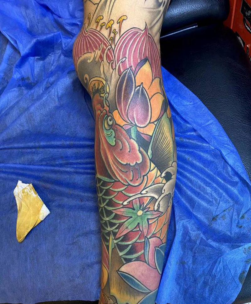 彩色鲤鱼荷花纹身图片_腿部纹身图案