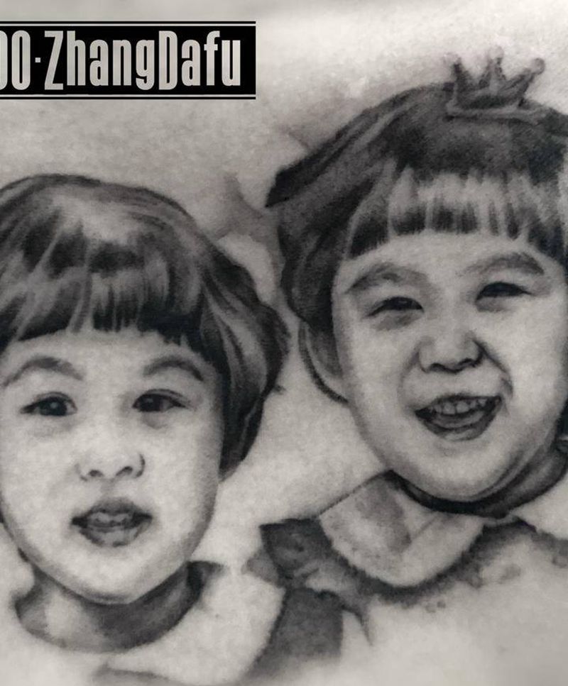 肖像 未完成纹身图片_胸部欧美写实孩子人像写实纹身图案