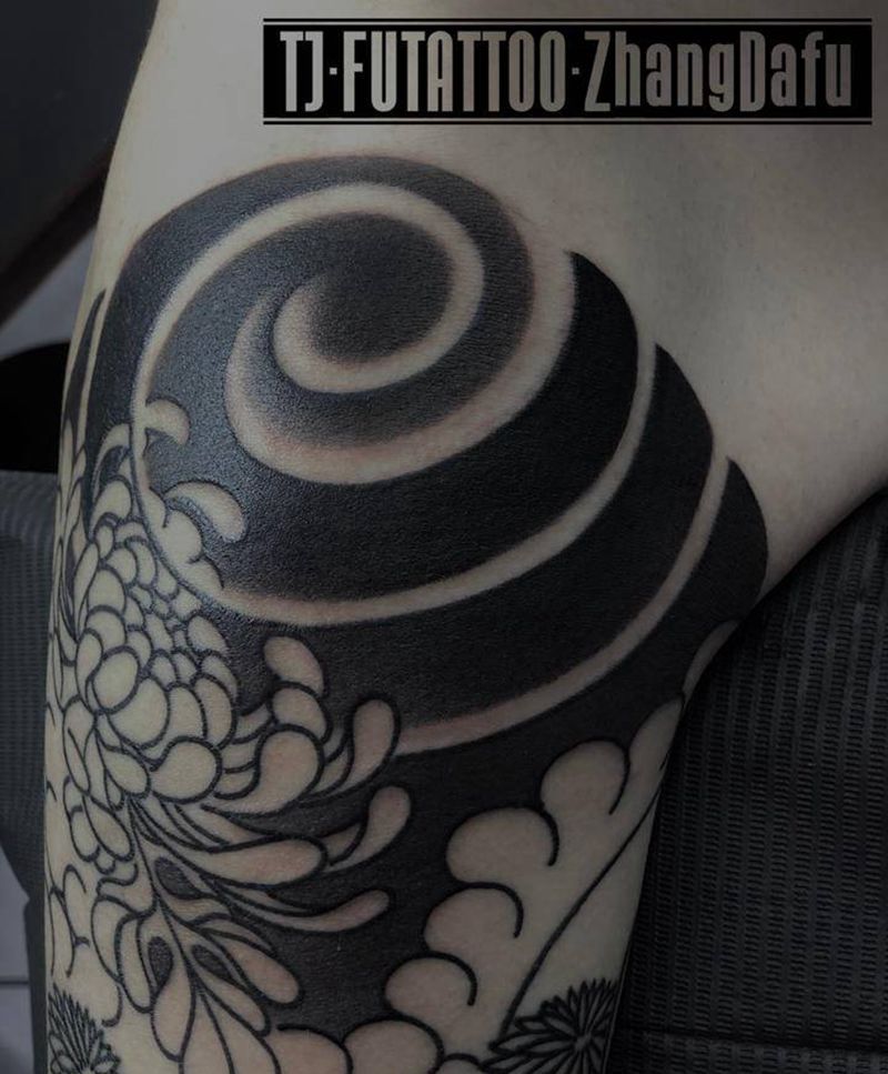 菊花 花臂纹身图片_手臂肩部老传统菊花花臂板雾纹身图案