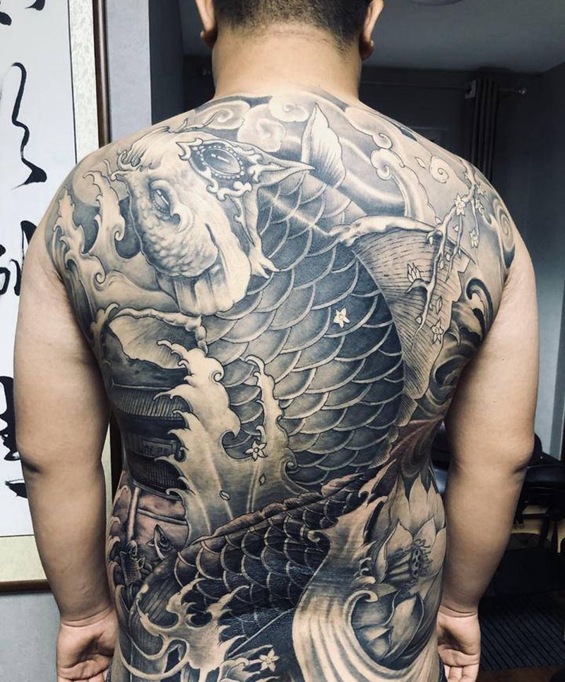 满背鲤鱼纹身图片_背部臀部纹身图案
