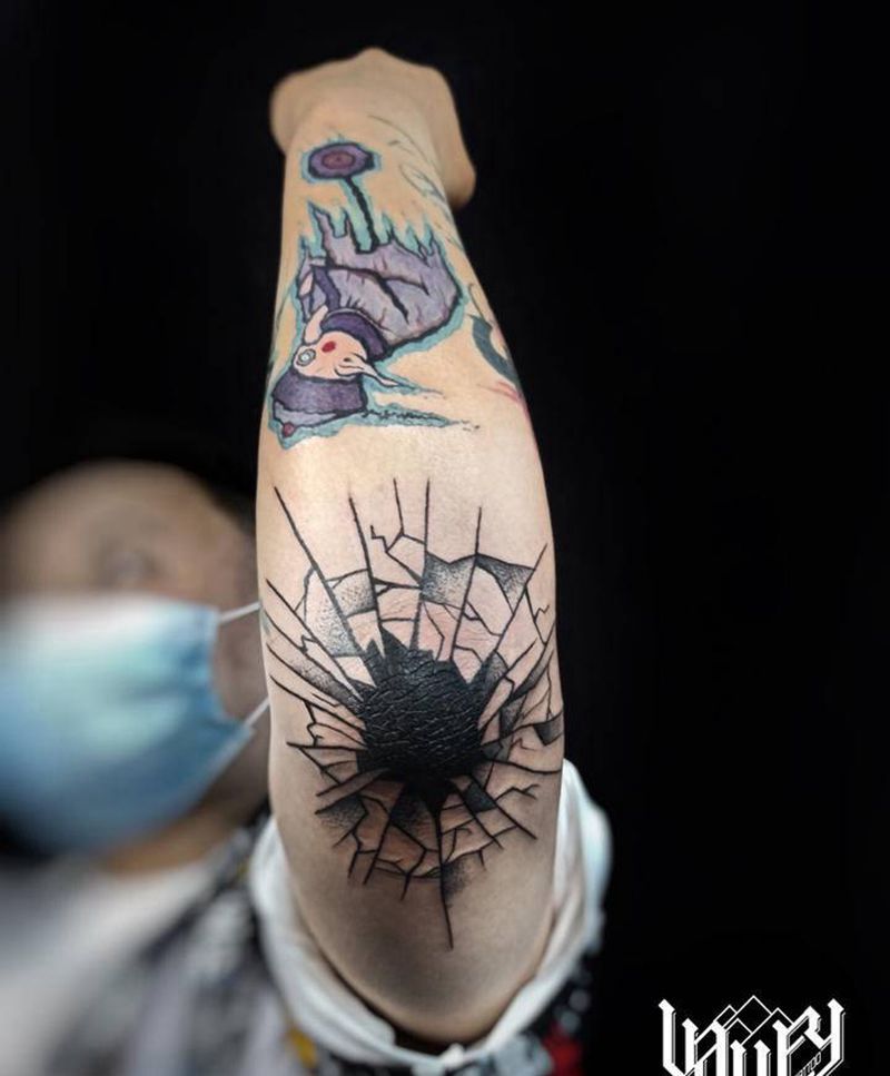 玻璃碎片纹身图片_手臂腿部New School花体字肘蜘蛛网暗黑纹身图案