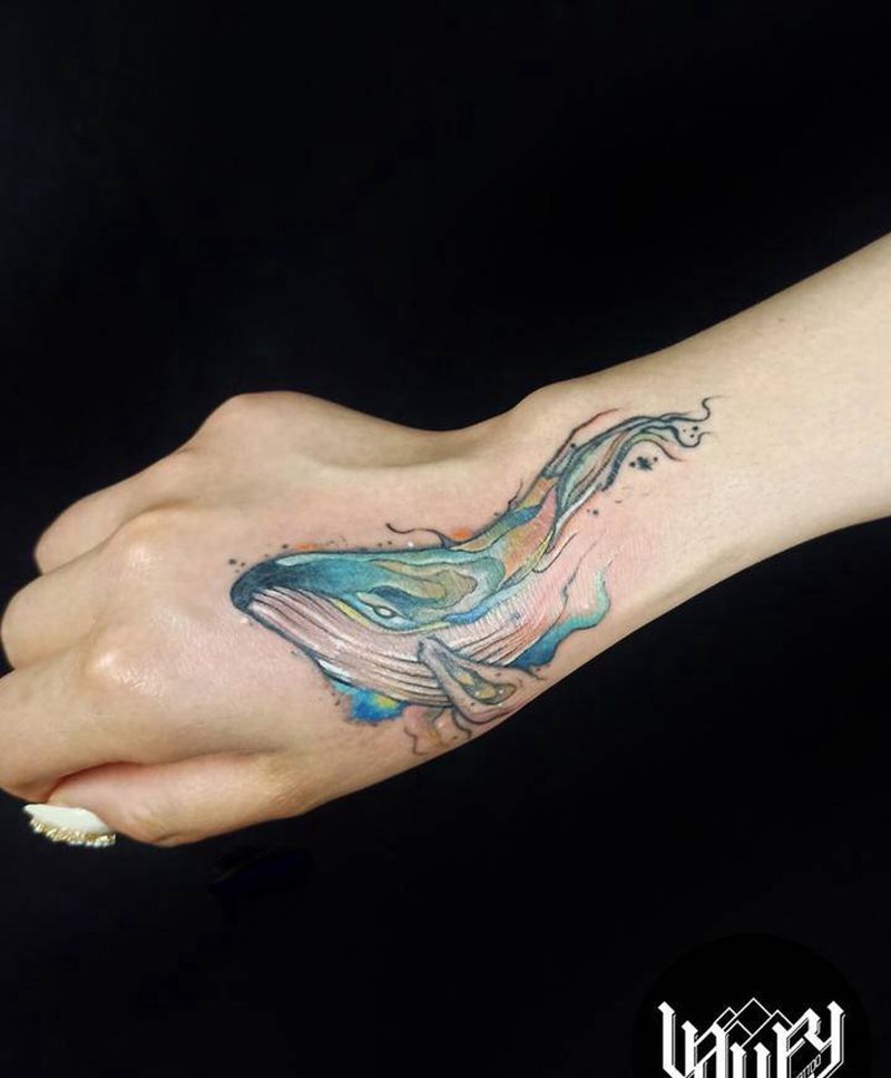 手部鲸鱼遮盖纹身图片_臀部手臂水彩水墨鲸鱼遮盖鲨鱼纹身图案