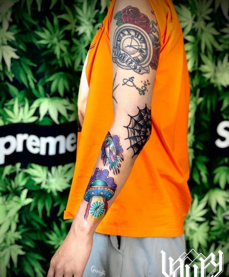 小臂拼接   手肘纹身图片_手臂Old School水彩宇航员飞船 外星人蜘蛛网 火箭纹身图案