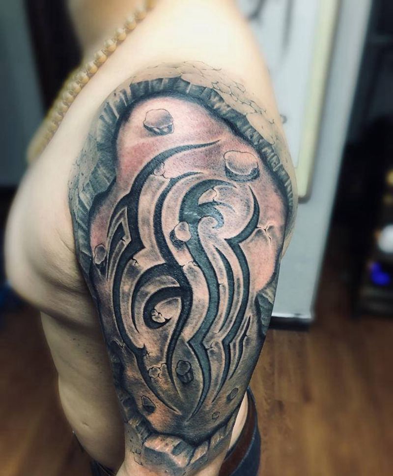 石裂大臂图腾纹身图片_手臂纹身图案
