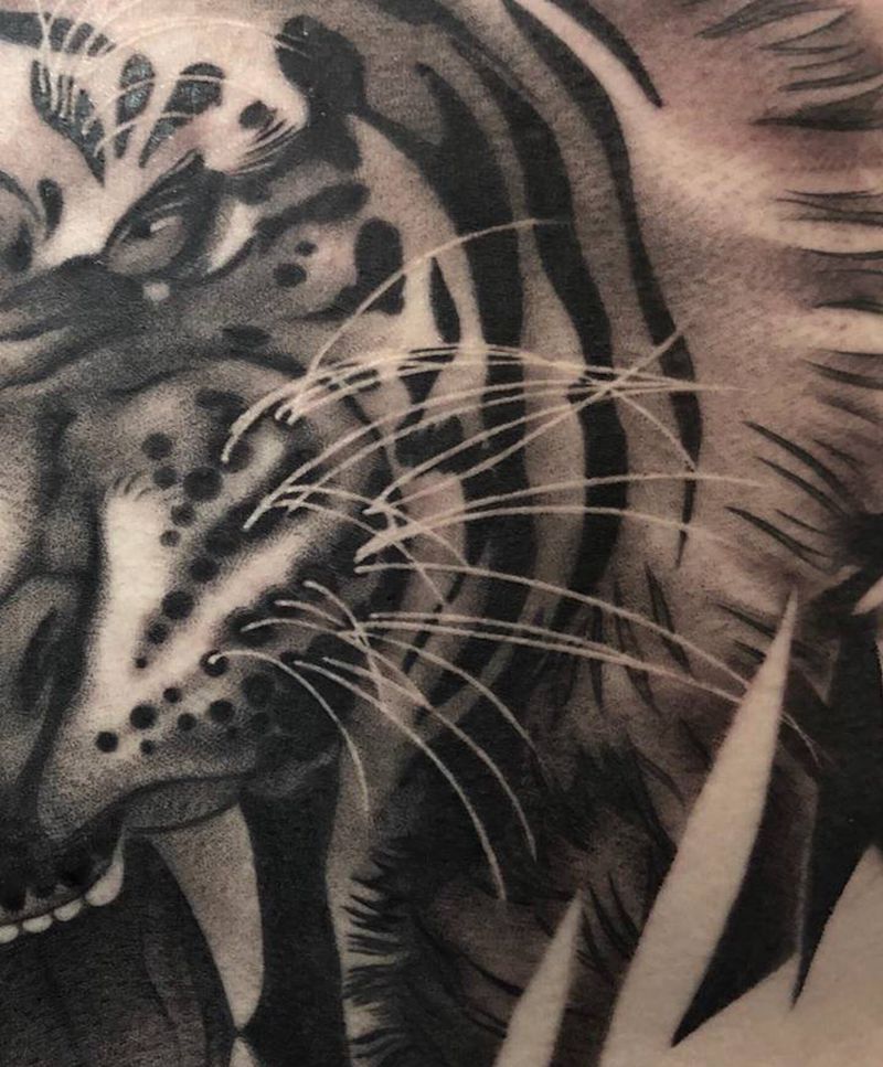 原创花胸 局部纹身图片_胸部新传统欧美写实虎竹花胸纹身图案